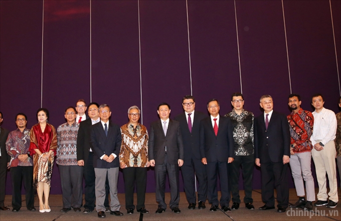 Phó Thủ tướng Vương Đình Huệ và các học giả, doanh nghiệp Indonesia.