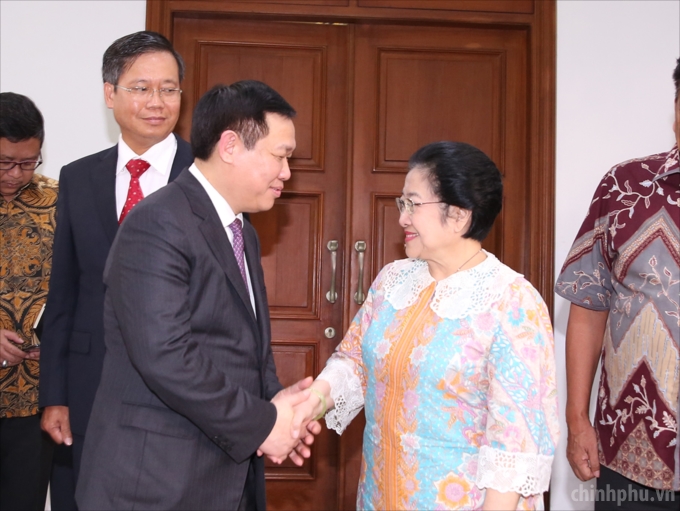 Chiều 20/7, Phó Thủ tướng Vương Đình Huệ đã đến chào Chủ tịch Đảng cầm quyền Dân chủ Indonesia Đấu tranh Megawati Soekarnoputri tại nhà riêng.