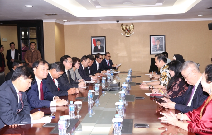 Phó Thủ tướng Vương Đình Huệ làm việc với Chủ tịch Ủy ban Điều phối đầu tư Thomas Lembong.
