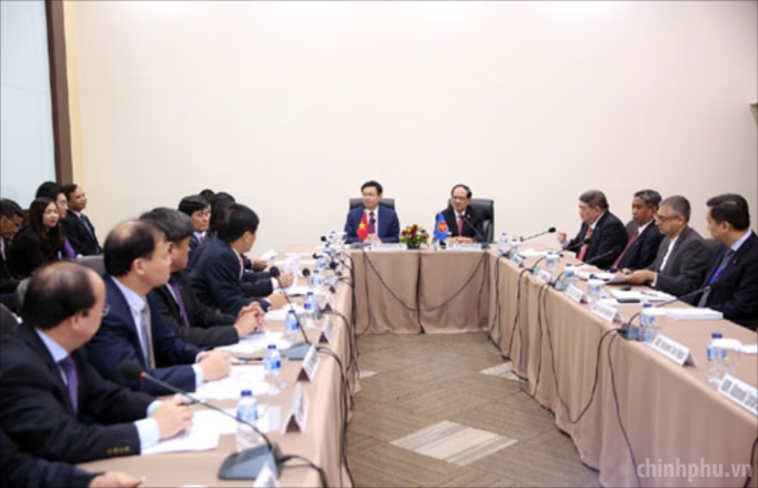 Chiều 21/7, tại Ban Thư ký ASEAN (Jakarta, Indonesia), Phó Thủ tướng đã nghe Tổng Thư ký Lê Lương Minh và lãnh đạo Ban Thư ký ASEAN trình bày về tình hình xây dựng Cộng đồng ASEAN.