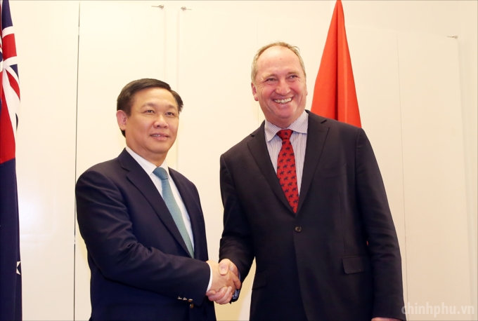 Quyền Thủ tướng Australia đã bày tỏ ủng hộ đề xuất tạo thuận lợi cho Việt Nam sớm xuất khẩu tôm tươi nguyên con và trái thanh long vào thị trường này.