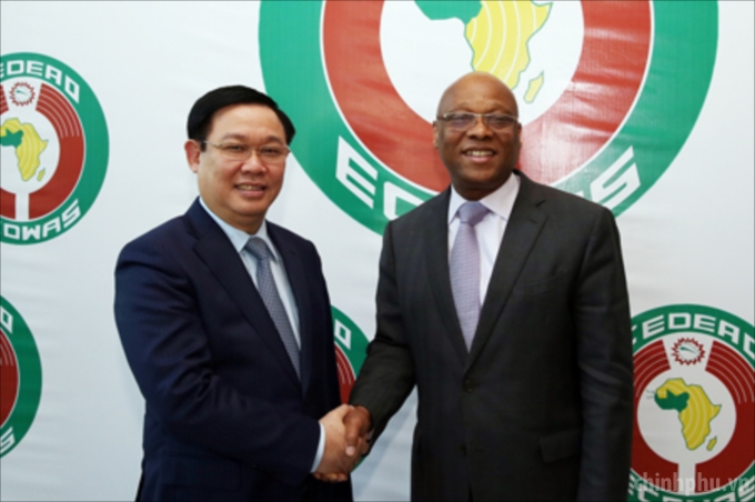 Phó Thủ tướng Vương Đình Huệ và Chủ tịch Uỷ ban ECOWAS, ông Jean- Claude Kassi Brou.