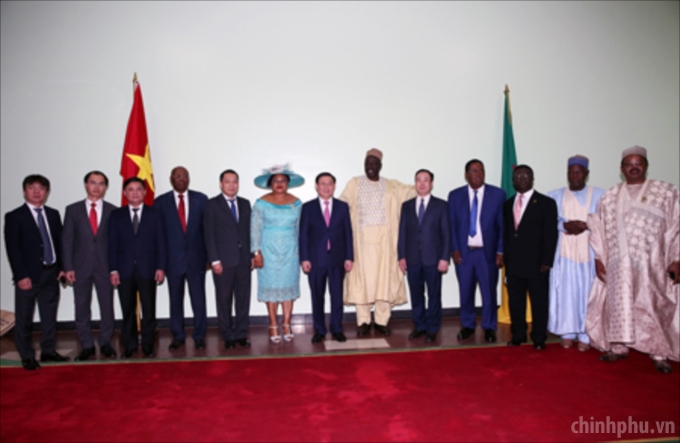 Phó Thủ tướng Vương Đình Huệ làm việc tại Thượng viện Cameroon.