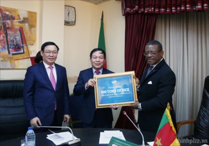 Tập đoàn Viettel trao tặng nhân dân vùng bị thiên tai ở Cameroon 100 tấn gạo.