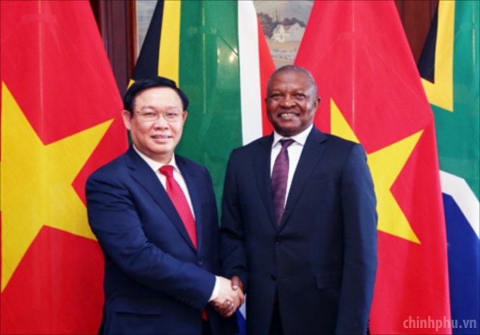Ngày 5/11, Phó Thủ tướng Vương Đình Huệ hội đàm với Phó Tổng thống Nam Phi David Mabuza.