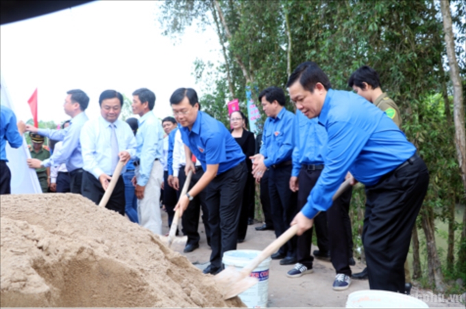 Các đại biểu tham gia xây dựng đường giao thông nông thôn ở xã Mỹ Trà, TP. Cao Lãnh.