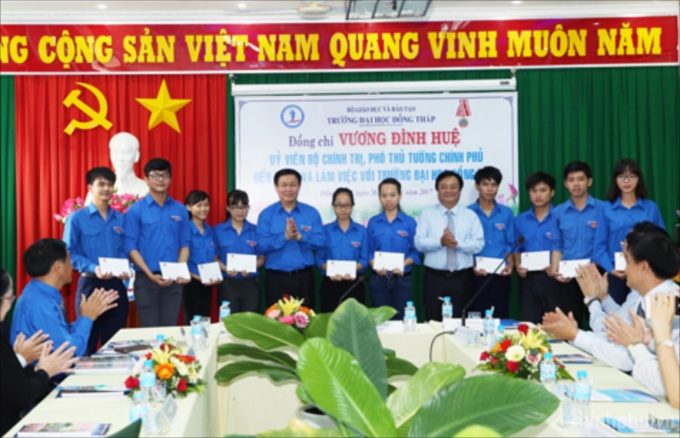 Phó Thủ tướng trao học bổng cho sinh viên, đoàn viên ưu tú có hoàn cảnh khó khăn Trường Đại học Đồng Tháp.
